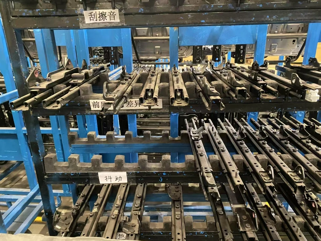 产品设备PPT中的座椅滑轨样件